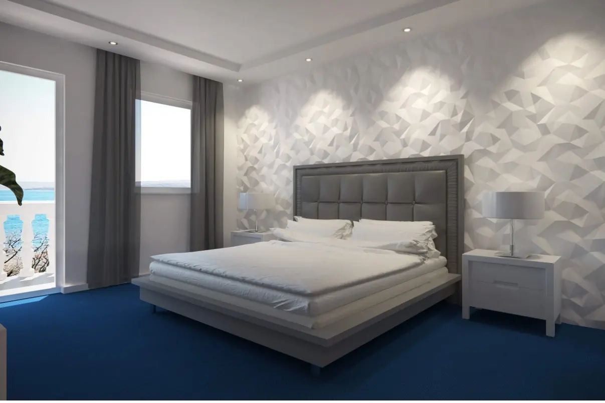 Slaapkamer met een 3D-wand met scherp facetreliëf achter het bed