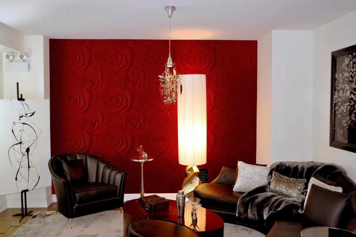 Salon met een dieprode 3D-wand met rozenreliëf
