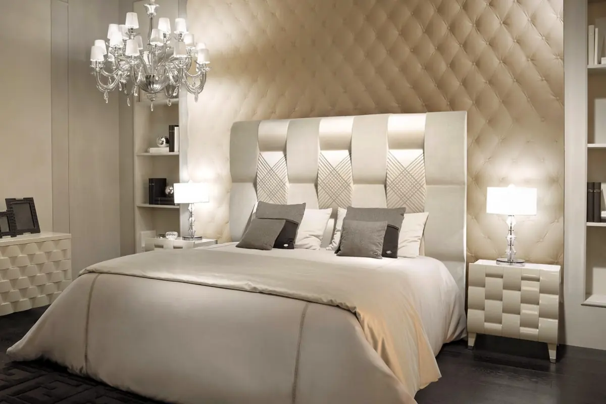 Slaapkamer met een capitonné 3D-wand achter het bed