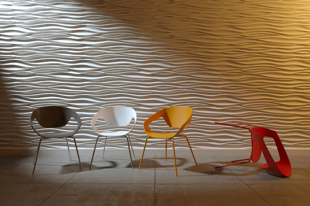 Drie gekleurde stoelen tegen een 3D-wand met onregelmatige golflagen