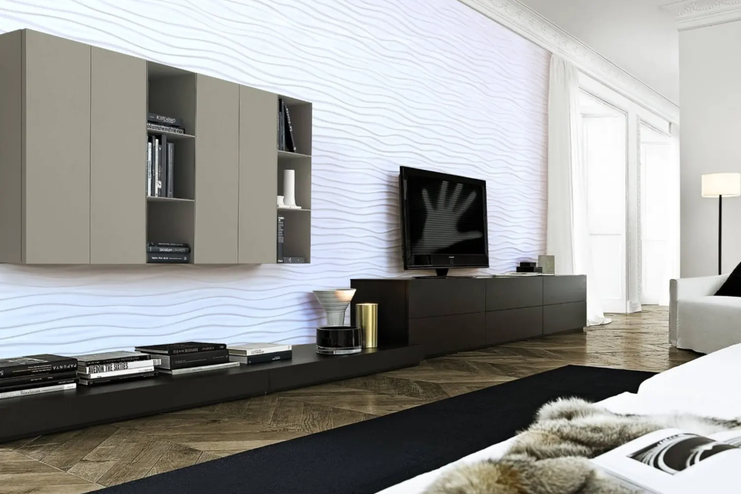 Tv-wand met een wit 3D-paneel met fijne horizontale golflijnen