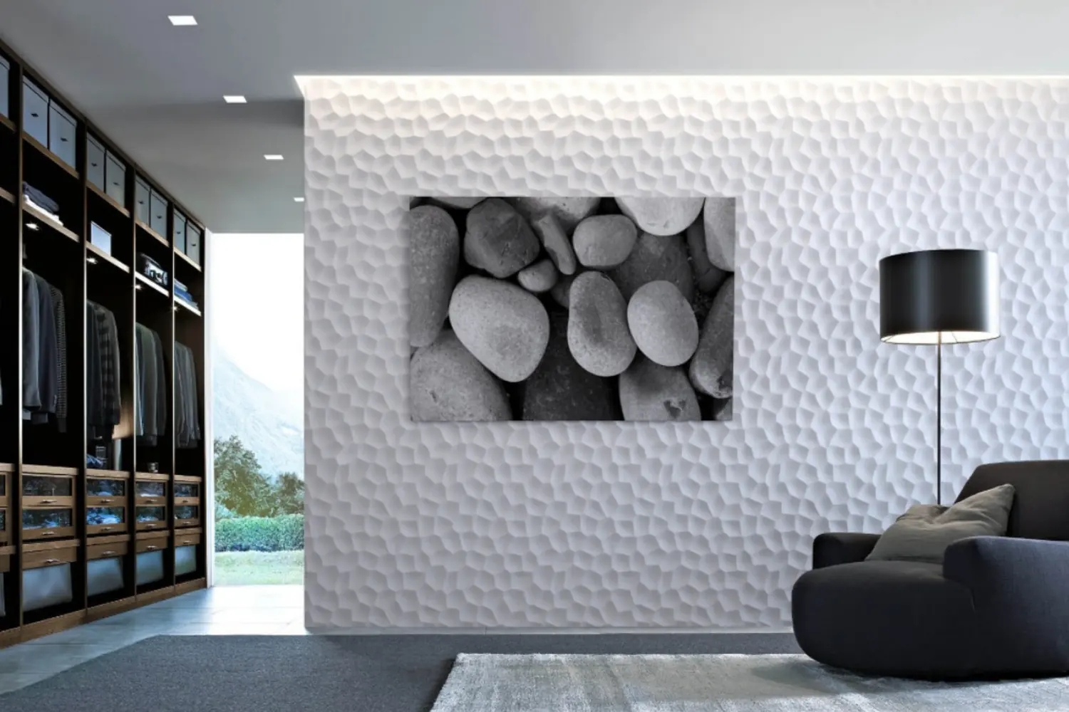 Kleedkamer met een witte 3D-wand met gehamerd kiezelreliëf