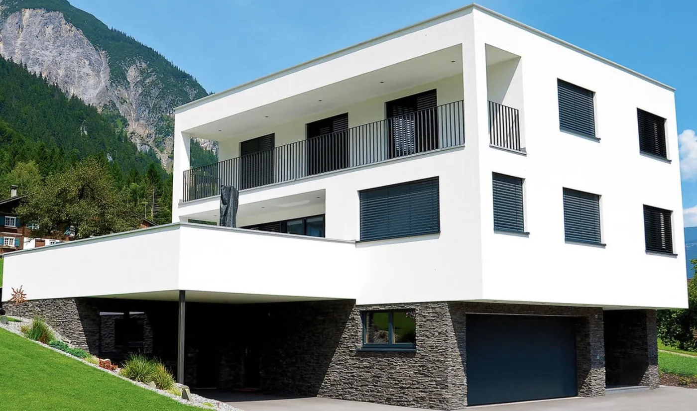 Witte villa op een plint van antracietkleurige Crobrick steenstrips