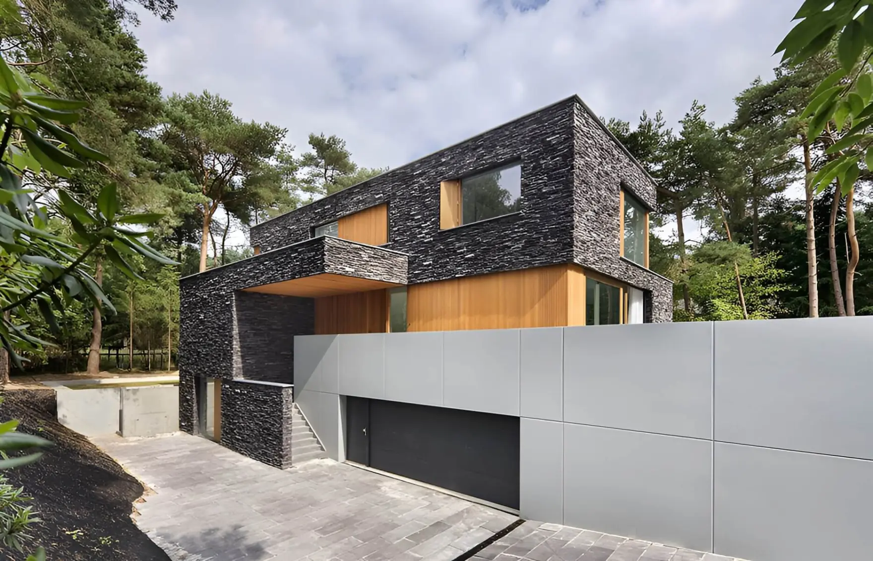 Zwarte genuanceerde steenstrips op de gevel van een moderne villa